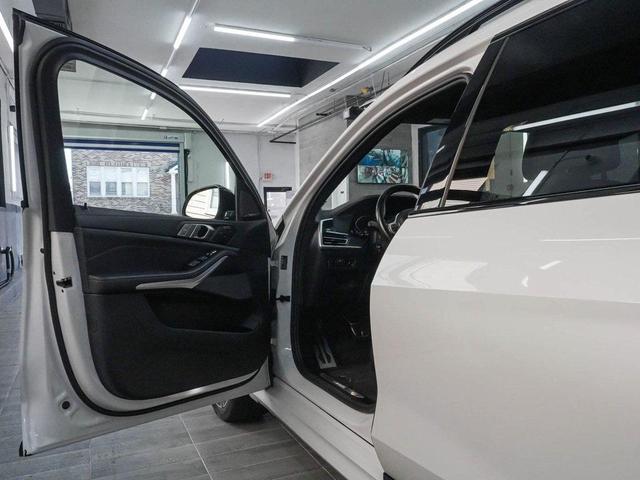 Photo of 2022 Mineral White Metallic BMW X7