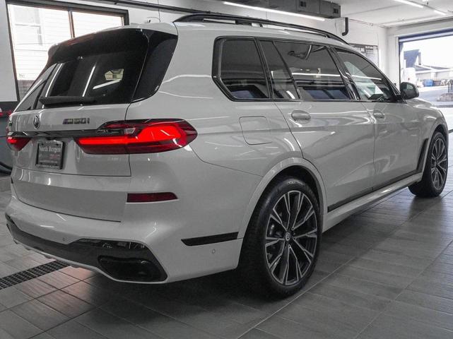 Photo of 2022 Mineral White Metallic BMW X7