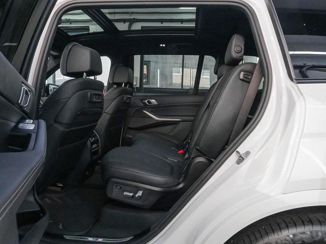 Photo of 2022 Mineral White Metallic BMW X7