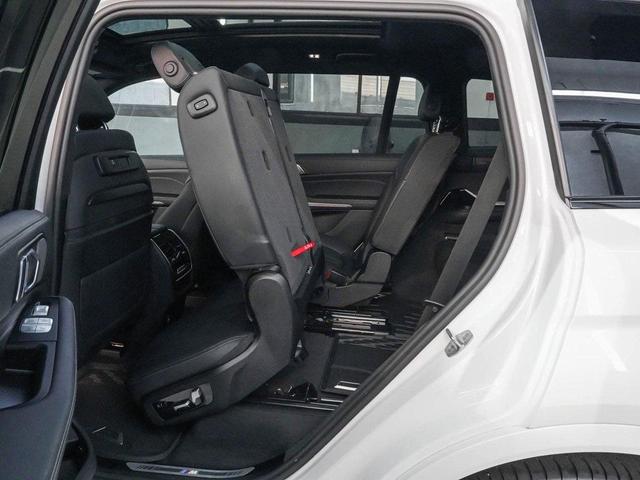 Photo of 2022 Mineral White Metallic BMW X7