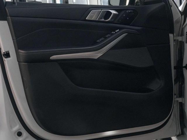 Photo of 2022 Mineral White Metallic BMW X7