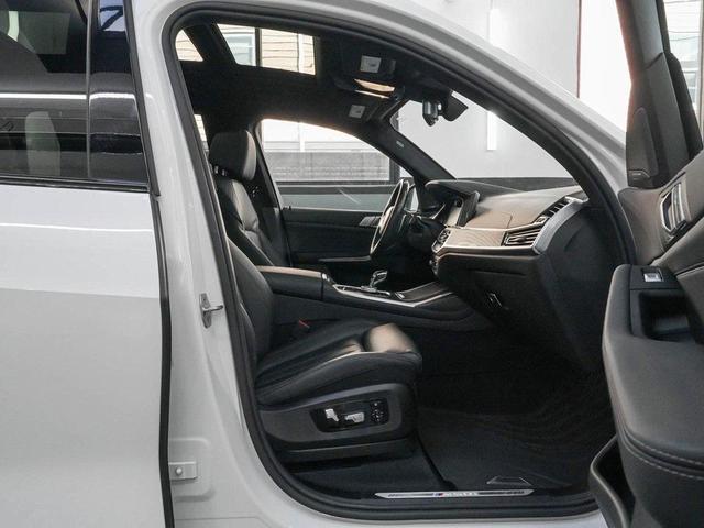 Photo of 2022 Mineral White Metallic BMW X7