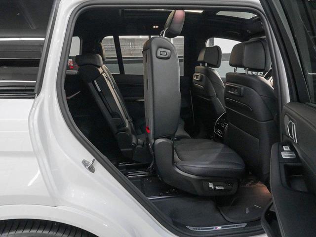 Photo of 2022 Mineral White Metallic BMW X7