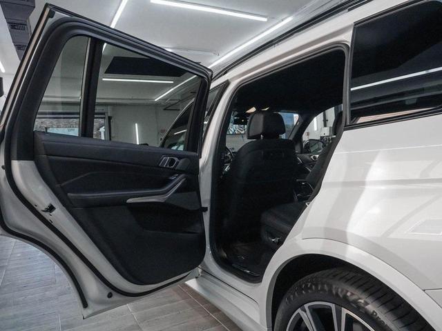 Photo of 2022 Mineral White Metallic BMW X7