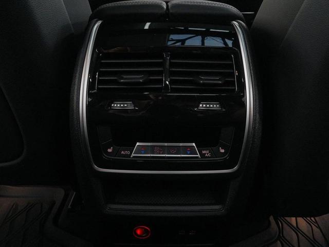 Photo of 2022 Mineral White Metallic BMW X7