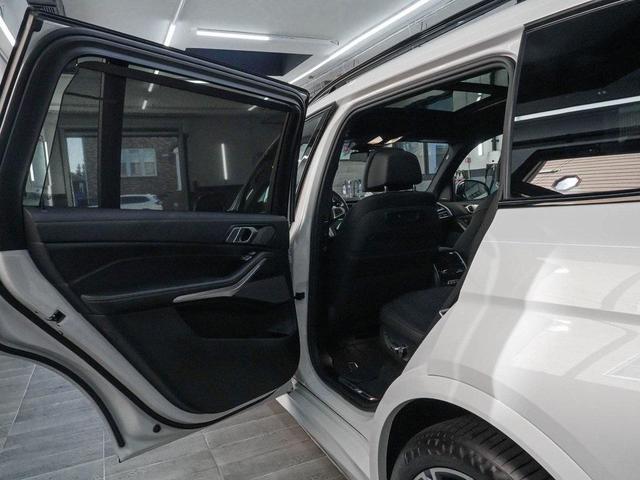 Photo of 2022 Mineral White Metallic BMW X7