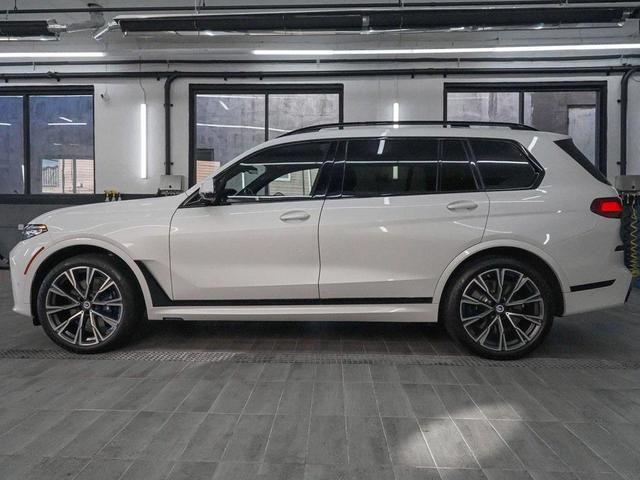 Photo of 2022 Mineral White Metallic BMW X7
