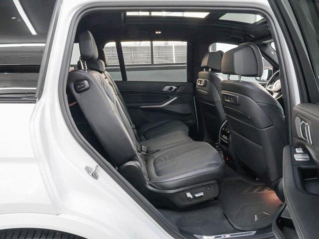 Photo of 2022 Mineral White Metallic BMW X7