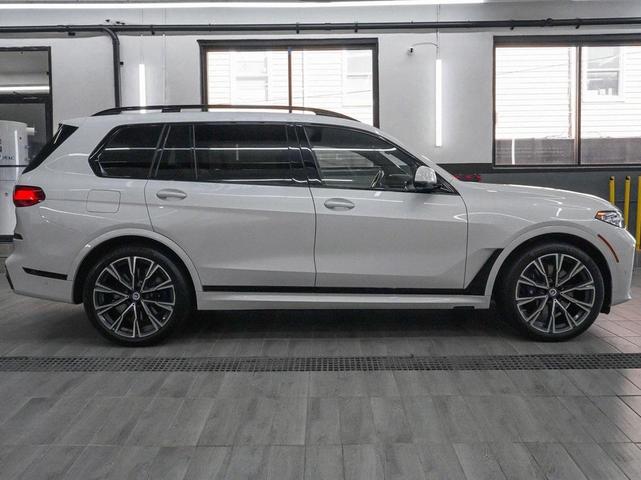 Photo of 2022 Mineral White Metallic BMW X7