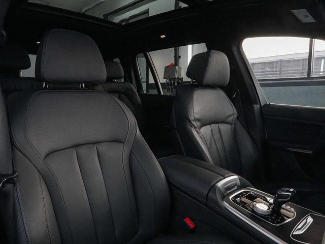 Photo of 2022 Mineral White Metallic BMW X7