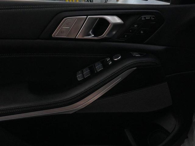 Photo of 2022 Mineral White Metallic BMW X7