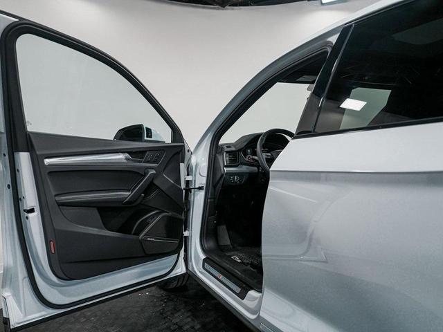 Photo of 2023 Glacier White Metallic Audi Q5