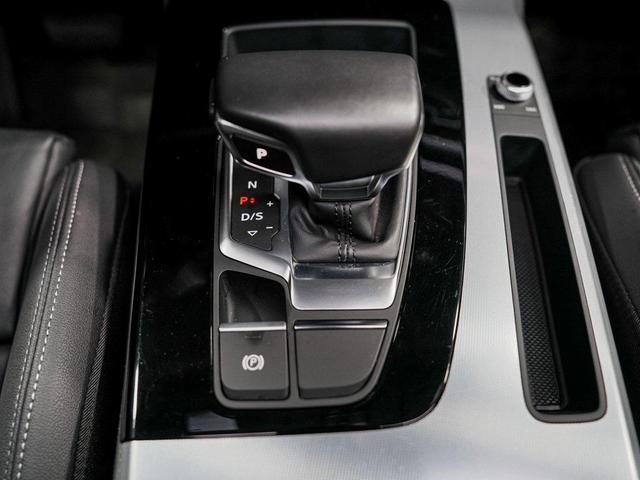 Photo of 2023 Glacier White Metallic Audi Q5