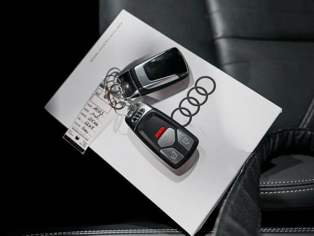 Photo of 2023 Glacier White Metallic Audi Q5