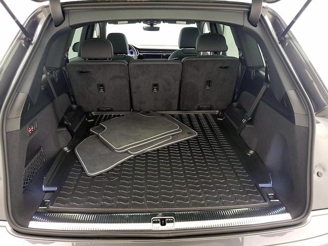 Photo of 2025 Gray Audi Q7