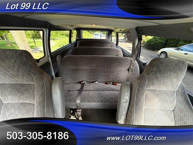 Photo of 1999 White Dodge Ram Van