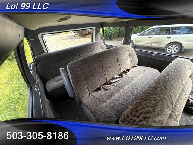 Photo of 1999 White Dodge Ram Van