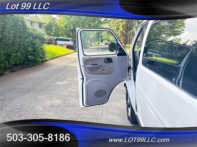 Photo of 1999 White Dodge Ram Van