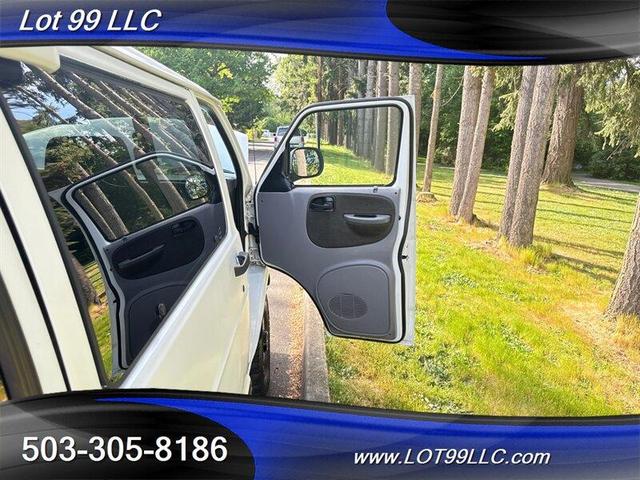 Photo of 1999 White Dodge Ram Van