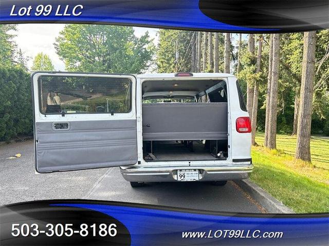 Photo of 1999 White Dodge Ram Van