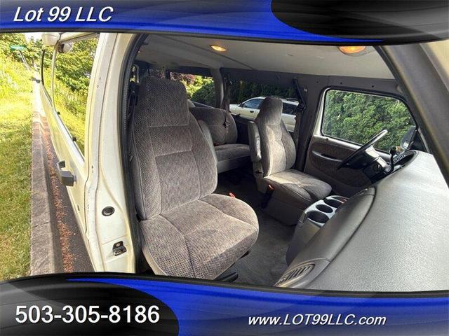 Photo of 1999 White Dodge Ram Van