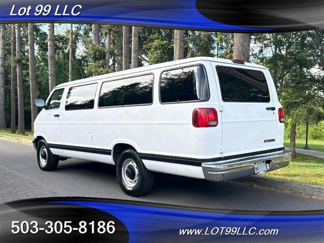 Photo of 1999 White Dodge Ram Van