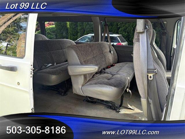 Photo of 1999 White Dodge Ram Van