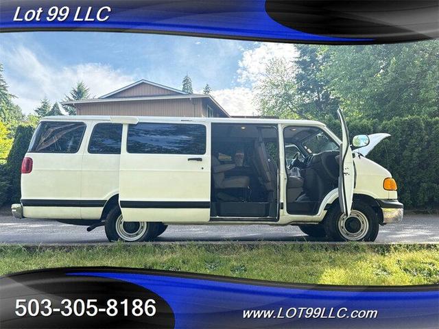 Photo of 1999 White Dodge Ram Van