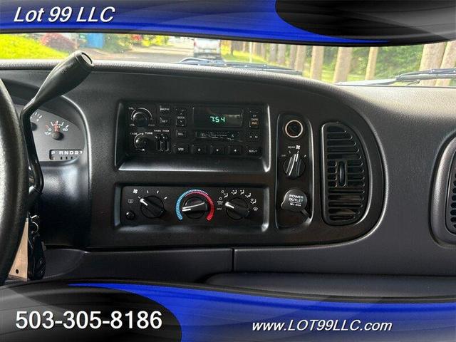 Photo of 1999 White Dodge Ram Van