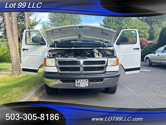 Photo of 1999 White Dodge Ram Van