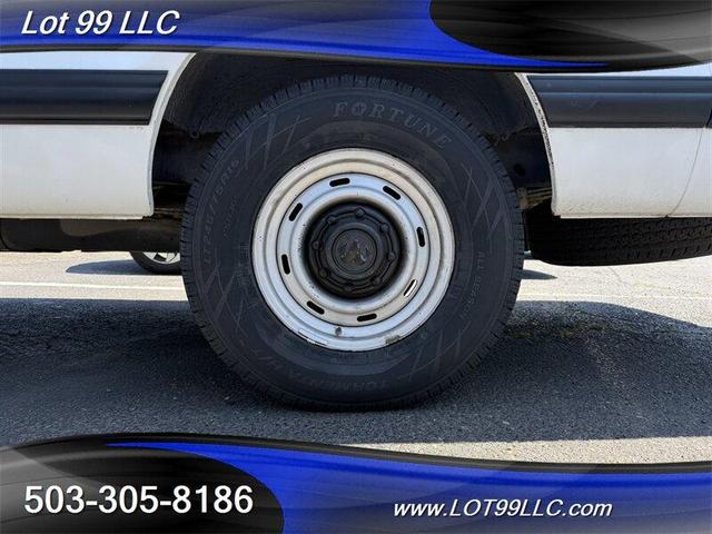 Photo of 1999 White Dodge Ram Van