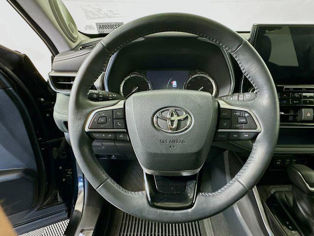 Photo of 2022 Midnight Black Metallic Toyota Highlander