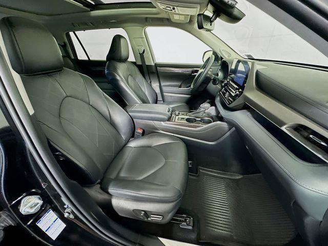 Photo of 2022 Midnight Black Metallic Toyota Highlander