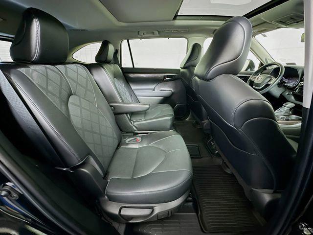 Photo of 2022 Midnight Black Metallic Toyota Highlander