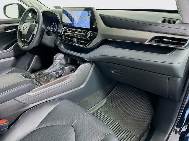 Photo of 2022 Midnight Black Metallic Toyota Highlander