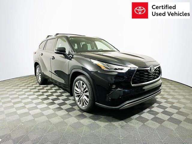 Photo of 2022 Midnight Black Metallic Toyota Highlander