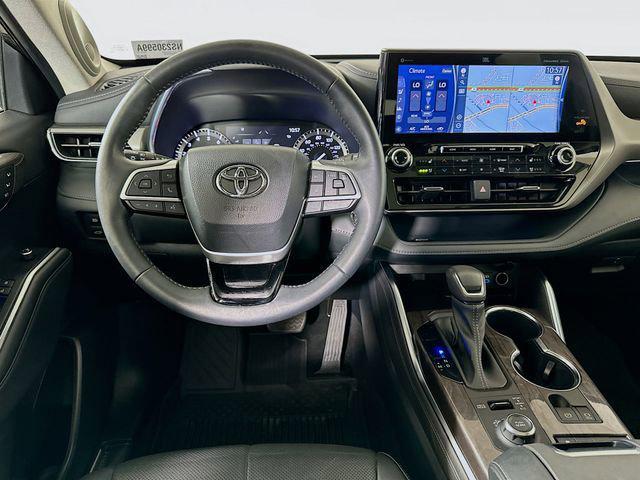 Photo of 2022 Midnight Black Metallic Toyota Highlander
