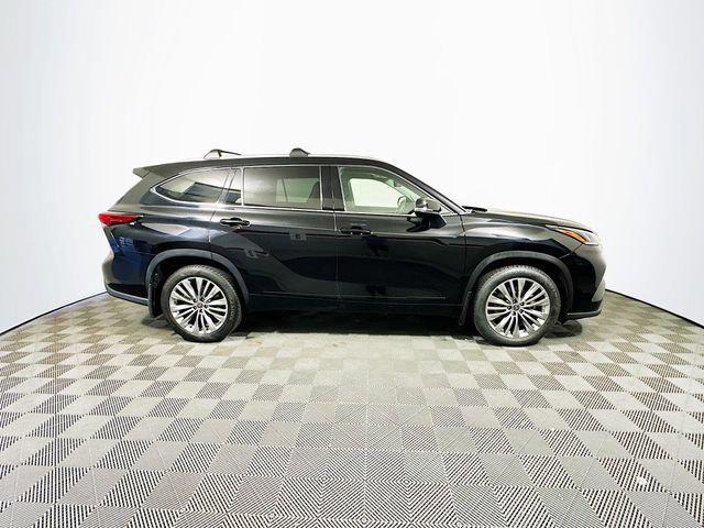Photo of 2022 Midnight Black Metallic Toyota Highlander