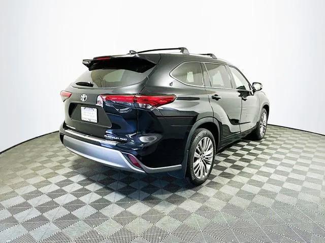 Photo of 2022 Midnight Black Metallic Toyota Highlander