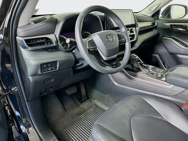 Photo of 2022 Midnight Black Metallic Toyota Highlander