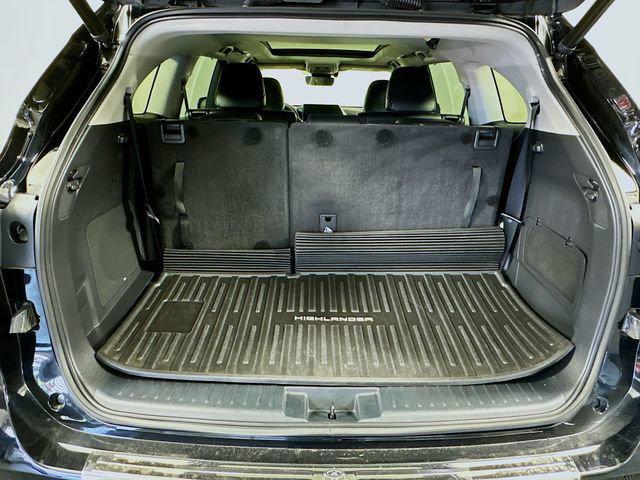 Photo of 2022 Midnight Black Metallic Toyota Highlander