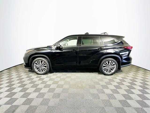 Photo of 2022 Midnight Black Metallic Toyota Highlander