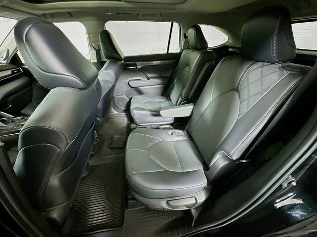 Photo of 2022 Midnight Black Metallic Toyota Highlander