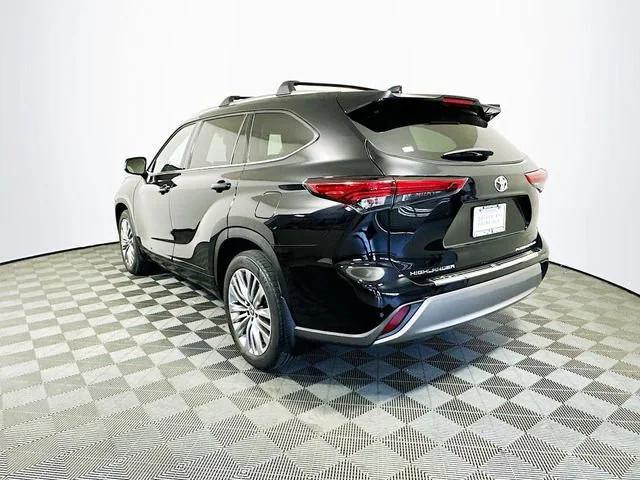 Photo of 2022 Midnight Black Metallic Toyota Highlander