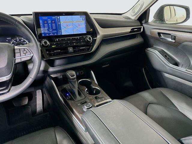 Photo of 2022 Midnight Black Metallic Toyota Highlander