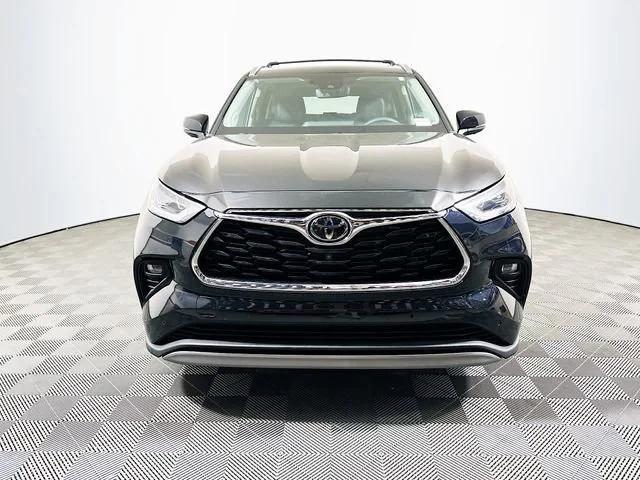 Photo of 2022 Midnight Black Metallic Toyota Highlander