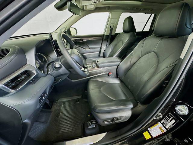 Photo of 2022 Midnight Black Metallic Toyota Highlander