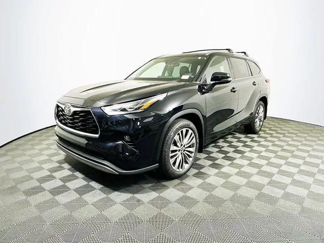 Photo of 2022 Midnight Black Metallic Toyota Highlander