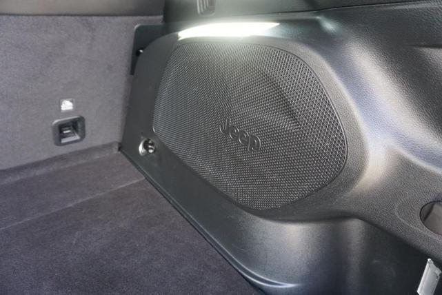 Photo of 2020 Granite Crystal Metallic Clearcoat Jeep Cherokee