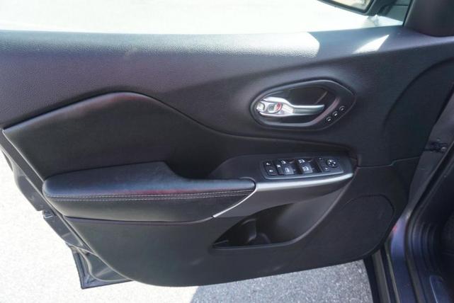 Photo of 2020 Granite Crystal Metallic Clearcoat Jeep Cherokee